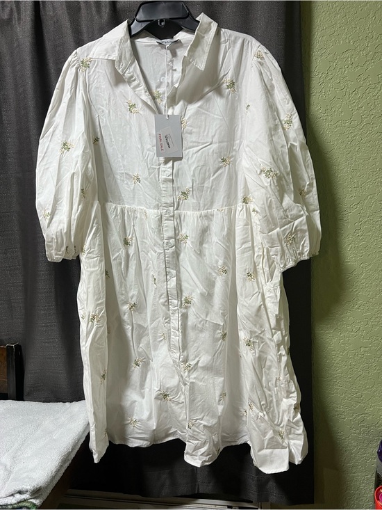 Polagram Dresses & Skirts - Polagram White Floral Embroidered Button-Front Dress